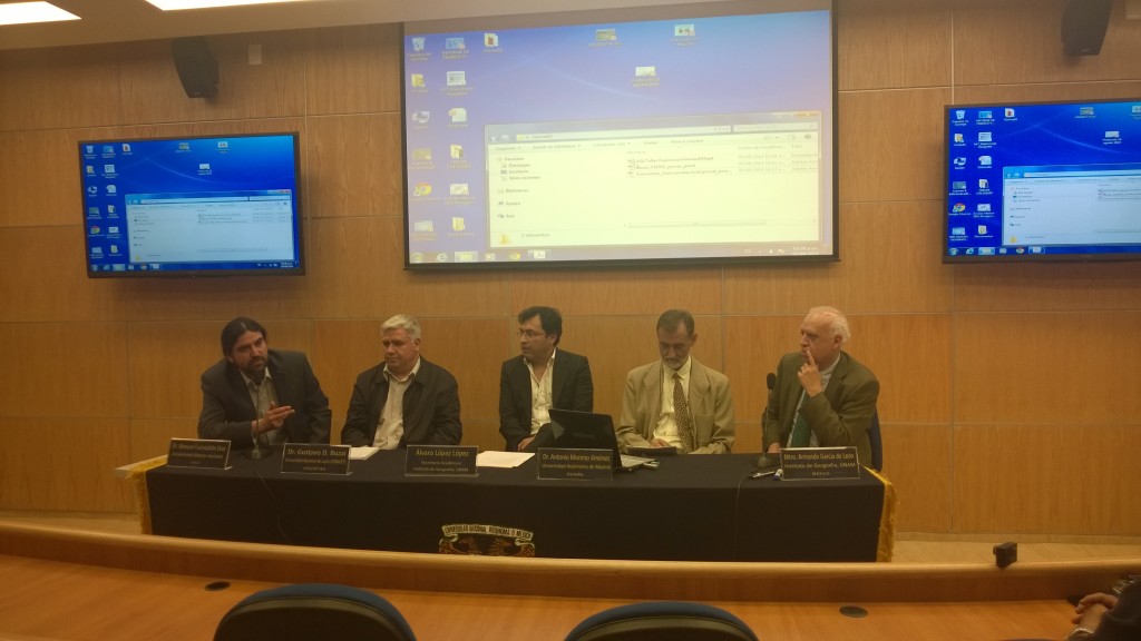 (Izq. a Der.) Dr. Fuenzalida, Dr. Buzai, Prof. López, Dr. Moreno y Mtro. García de León